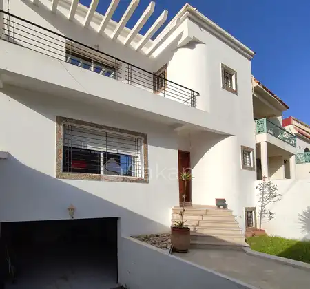 Villa semi-meublée, 3 ch. quartier résidentiel.
