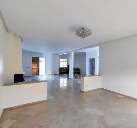 Villa semi-meublée, 3 ch. quartier résidentiel.