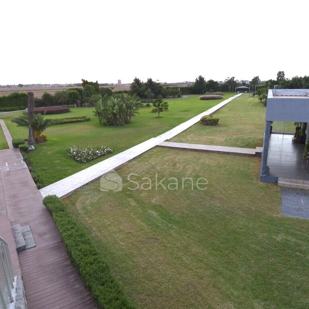 Villa d'une superficie de 18.450 m² avec piscine et jardin à DarBouazza - 1/12