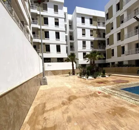 شقة فاخرة للبيع جديدة لم تُسكن بأرضية رخام محفضة و مسجلة